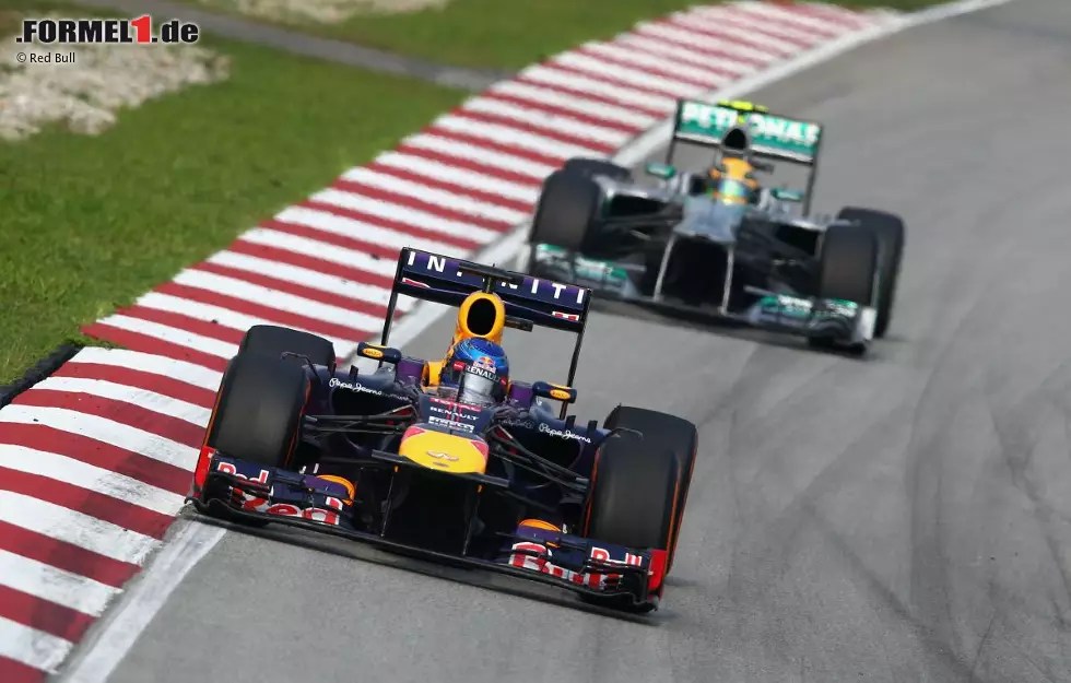 Foto zur News: Sebastian Vettel (Red Bull) und Lewis Hamilton (Mercedes)