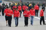 Foto zur News: Jules Bianchi (Marussia) beim Trackwalk