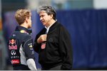 Foto zur News: Sebastian Vettel (Red Bull) und Pasquale Lattuneddu, die rechte Hand von Bernie Ecclestone