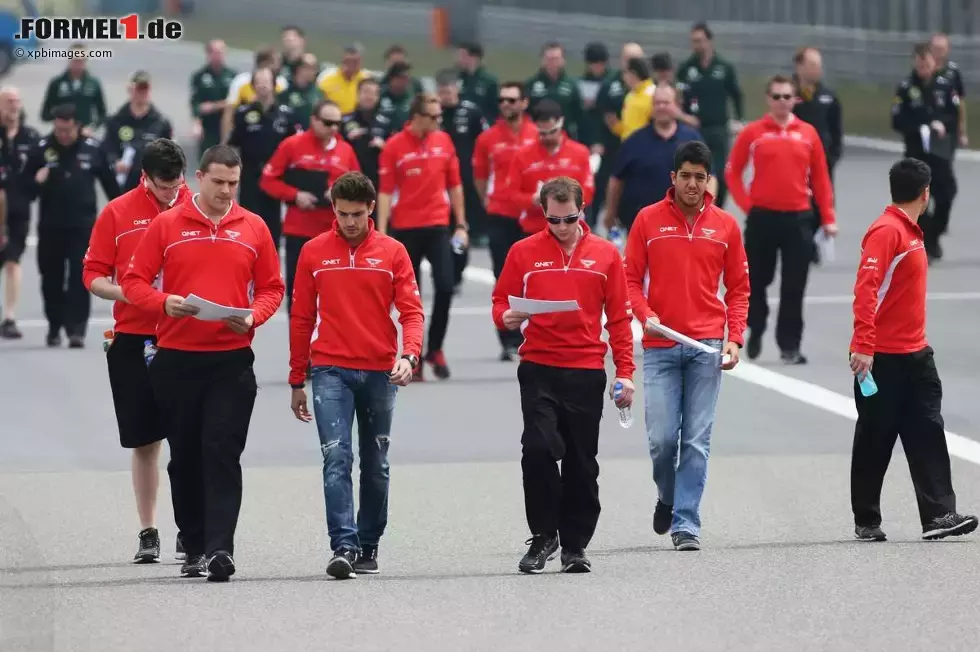 Foto zur News: Jules Bianchi (Marussia) beim Trackwalk