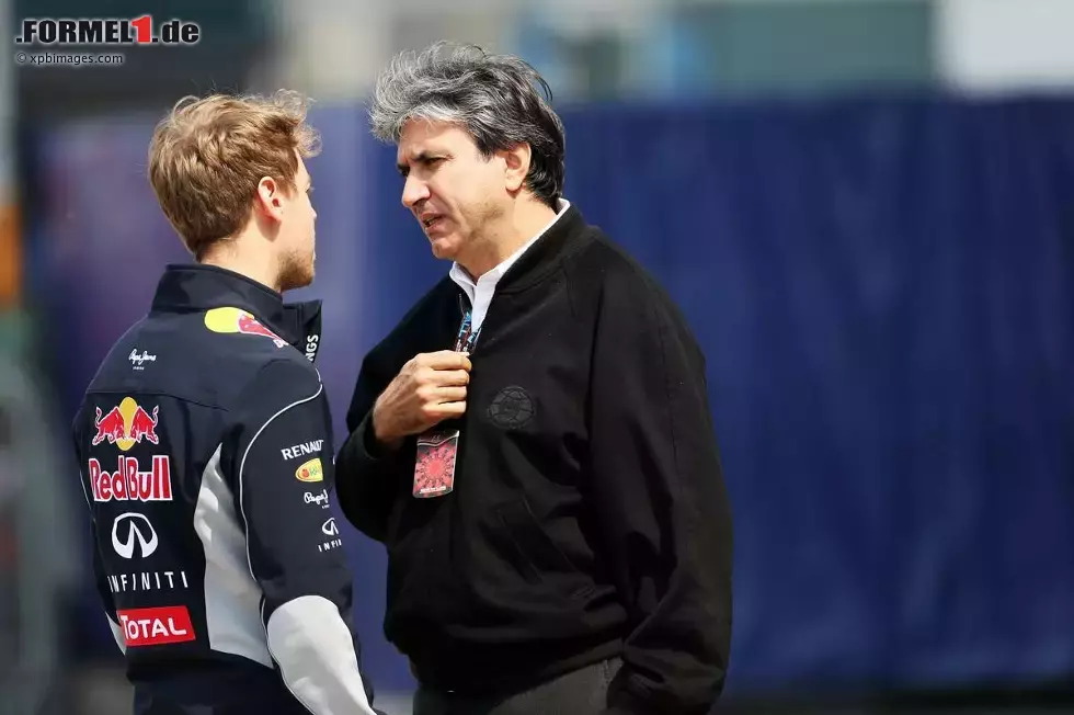 Foto zur News: Sebastian Vettel (Red Bull) und Pasquale Lattuneddu, die rechte Hand von Bernie Ecclestone