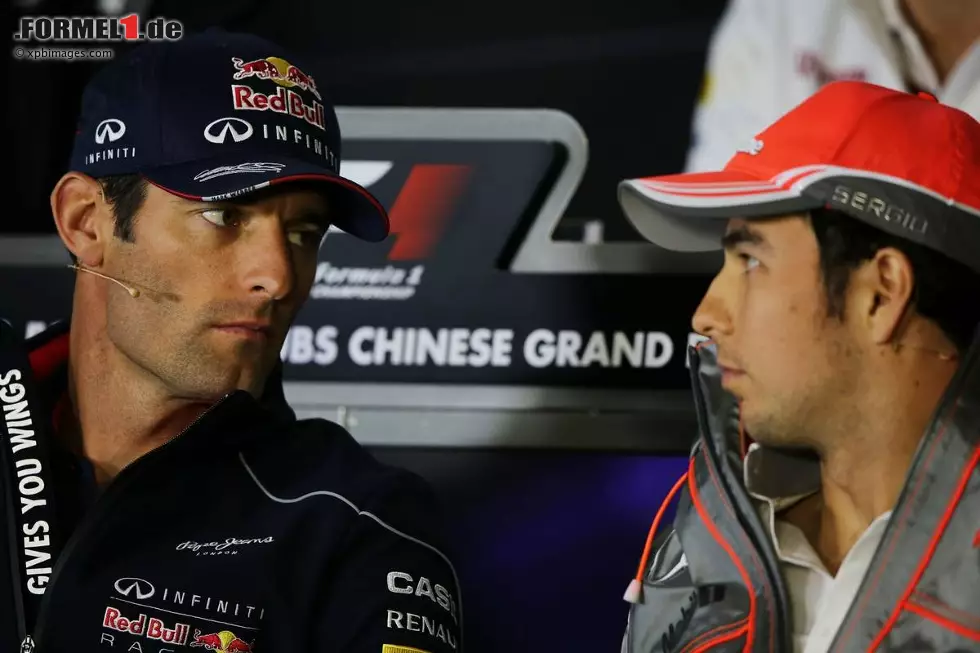 Foto zur News: Mark Webber (Red Bull) und Sergio Perez (McLaren)