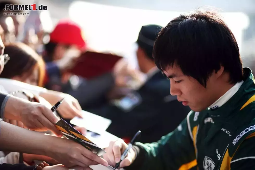 Foto zur News: Lokalmatador schreibt Autogramme: Qing-Hua Ma (Caterham)