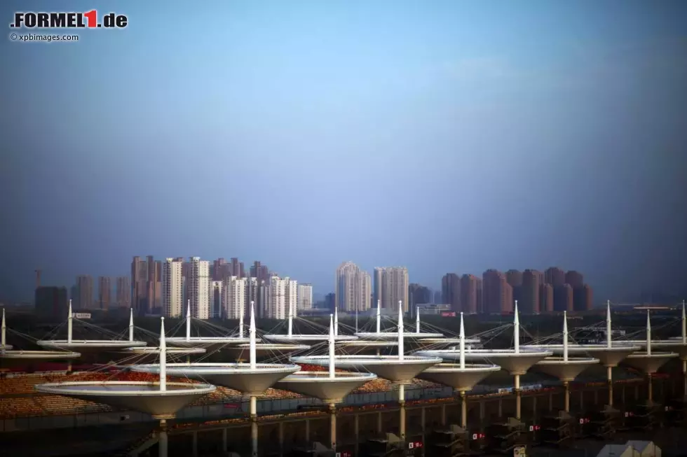 Foto zur News: Skyline von Schanghai im Hintergrund der Rennstrecke