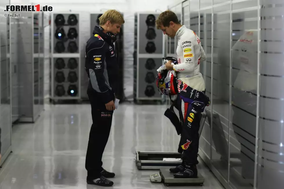 Foto zur News: Sebastian Vettel (Red Bull) beim Wiegen mit Coach Heikki Huovinen