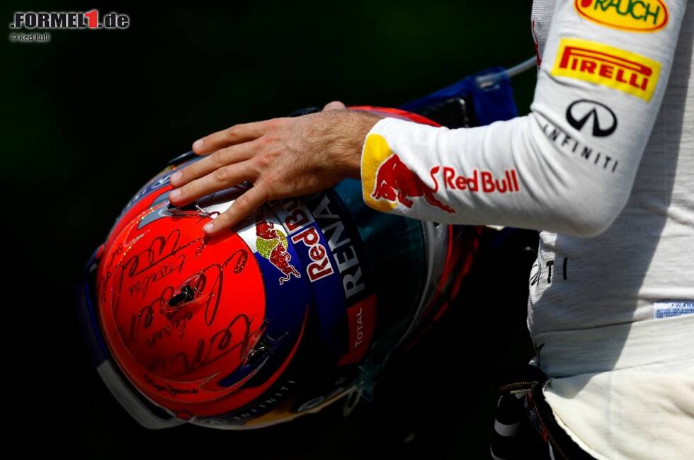 Foto zur News: Helm von Sebastian Vettel (Red Bull)