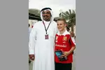 Foto zur News: Der Kronprinz von Bahrain mit einem jungen Ferrari-Fan