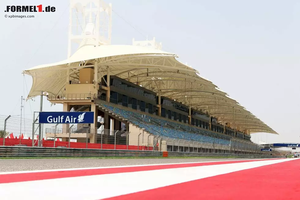 Foto zur News: Haupttribüne am Bahrain International Circuit