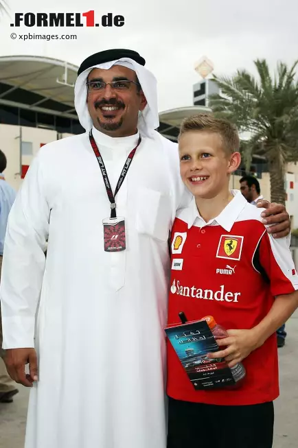 Foto zur News: Der Kronprinz von Bahrain mit einem jungen Ferrari-Fan