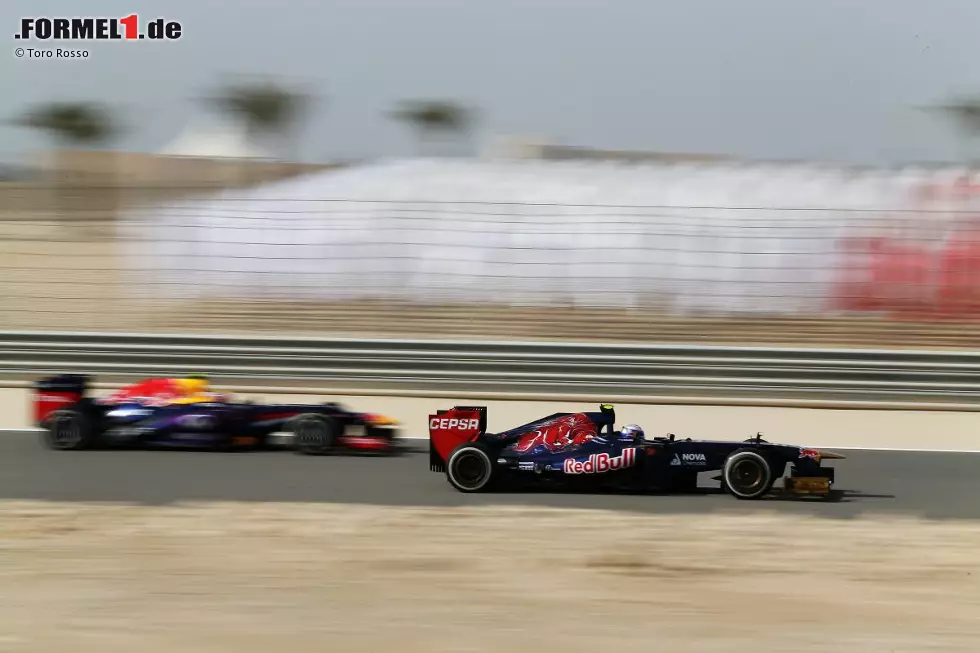 Foto zur News: Daniel Ricciardo (Toro Rosso) vor  Mark Webber (Red Bull)