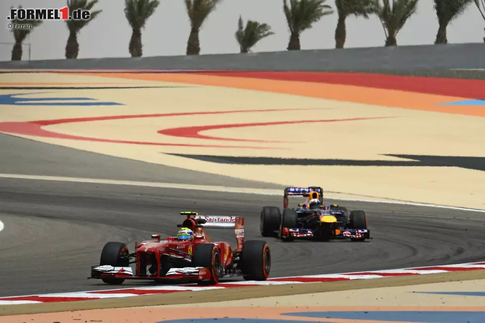 Foto zur News: Felipe Massa (Ferrari) vor Sebastian Vettel (Red Bull)