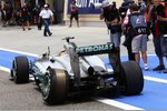 Gallerie: Lewis Hamilton (Mercedes) mit Aufhängungsscahden in der Box