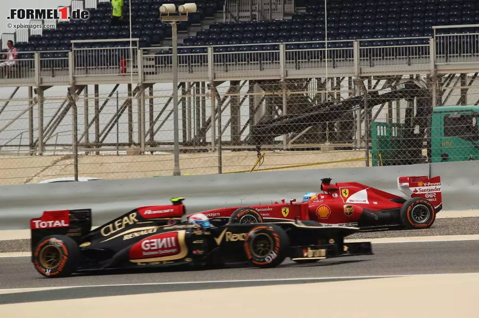 Foto zur News: Fernando Alonso (Ferrari) und Romain Grosjean (Lotus)