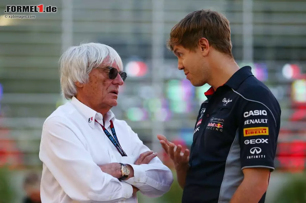 Foto zur News: Bernie Ecclestone und Sebastian Vettel (Red Bull)