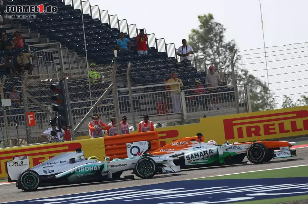 Foto zur News: Paul di Resta (Force India) und Nico Rosberg (Mercedes)