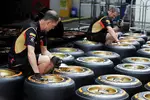 Foto zur News: Lotus-Mechaniker überprüfen die Reifen