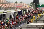 Foto zur News: Zalhreiche Fans in der Boxengasse