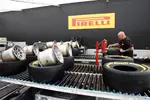 Foto zur News: Pirelli-Mechaniker