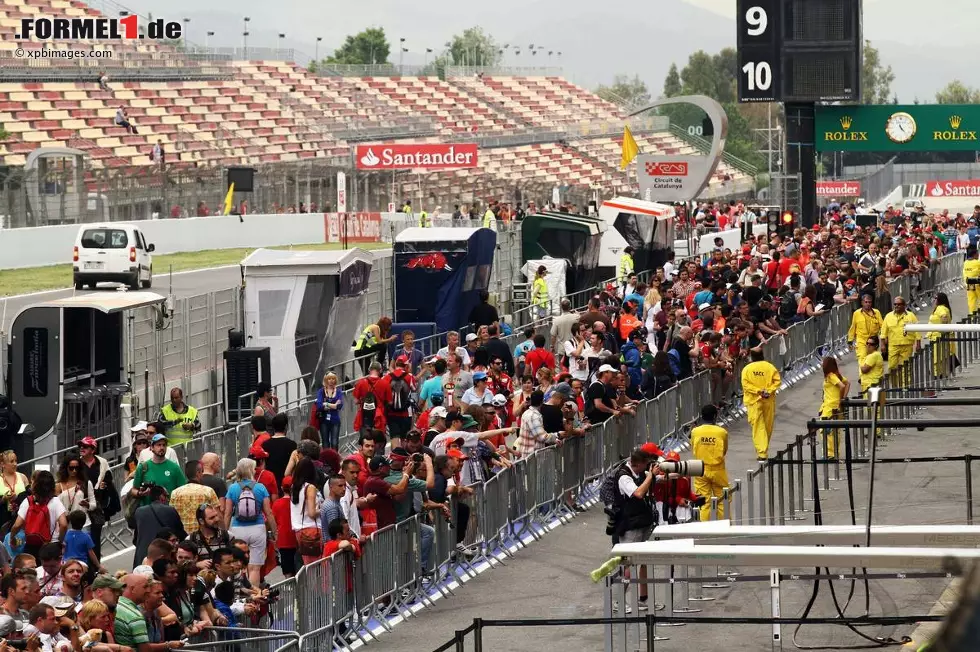 Foto zur News: Zalhreiche Fans in der Boxengasse