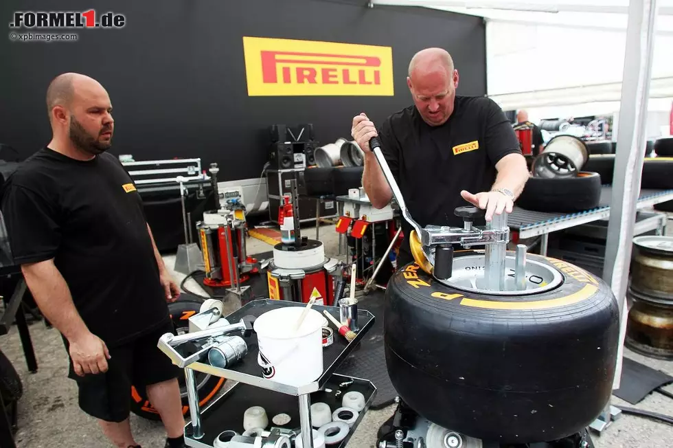 Foto zur News: Pirelli-Mechaniker