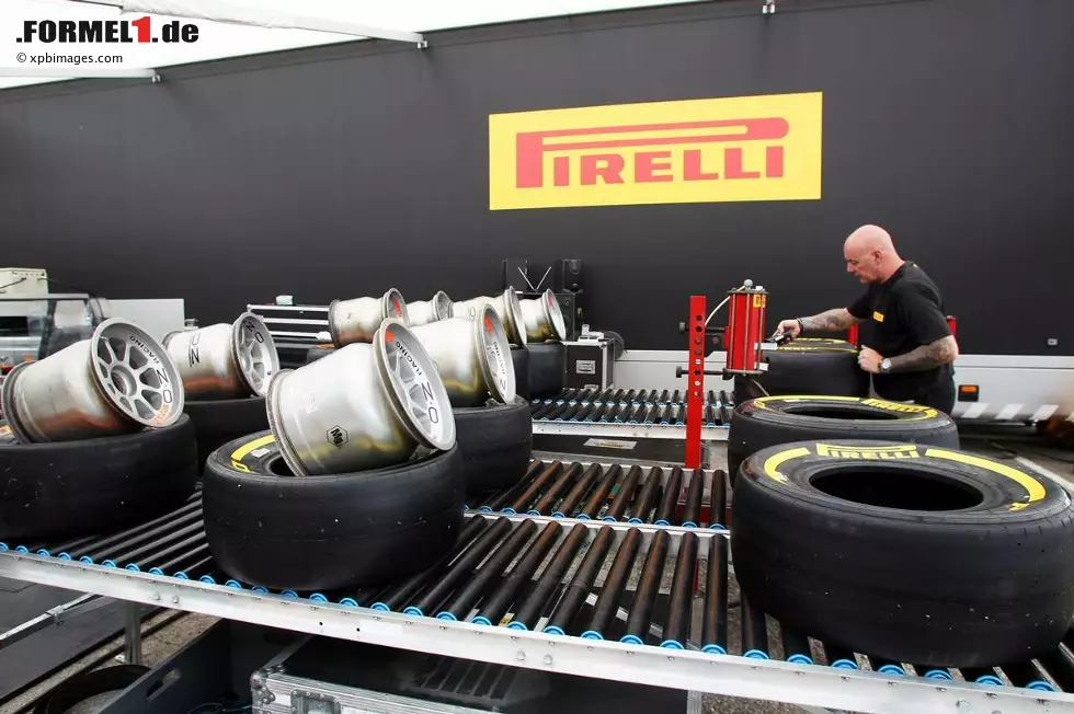 Foto zur News: Pirelli-Mechaniker