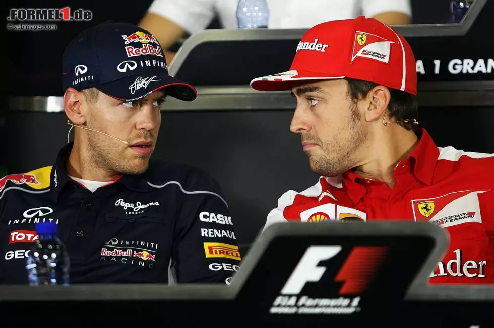 Foto zur News: Sebastian Vettel (Red Bull) und Fernando Alonso (Ferrari)