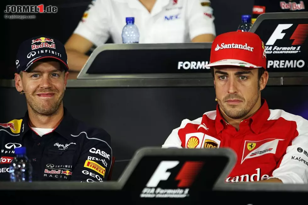 Foto zur News: Sebastian Vettel (Red Bull) und Fernando Alonso (Ferrari)