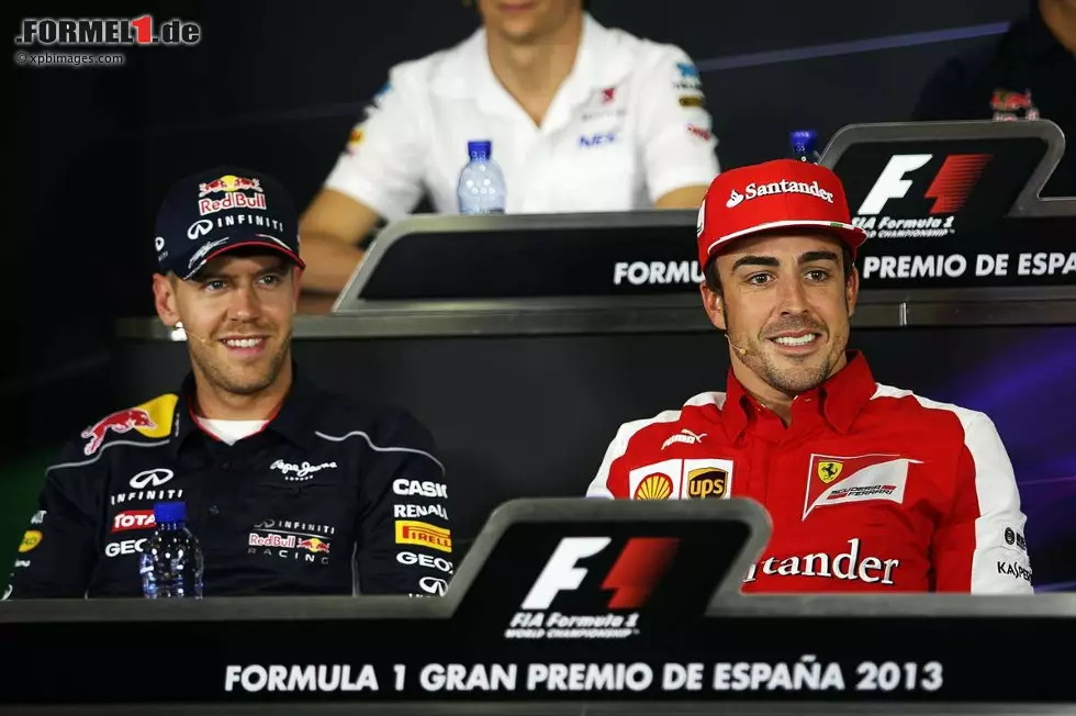 Foto zur News: Sebastian Vettel (Red Bull) und Fernando Alonso (Ferrari)