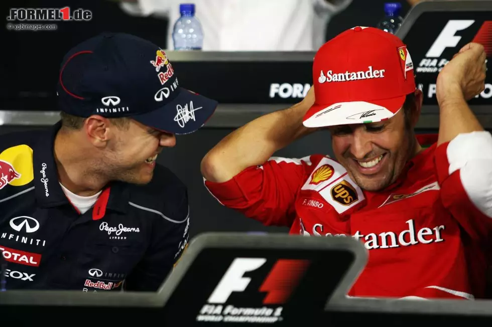 Foto zur News: Sebastian Vettel (Red Bull) und Fernando Alonso (Ferrari)