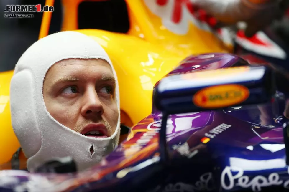 Foto zur News: Sebastian Vettel (Red Bull) musste sich wie alle anderen am Freitag angesichts des Regens gedulden