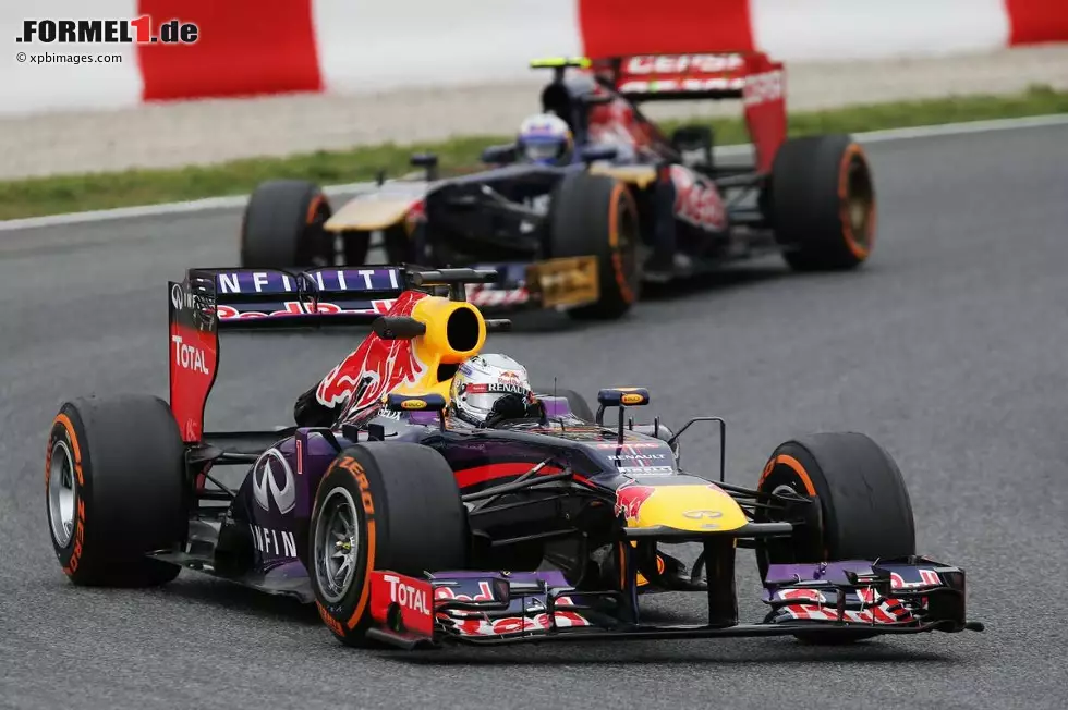 Foto zur News: Sebastian Vettel (Red Bull) und Daniel Ricciardo (Toro Rosso)