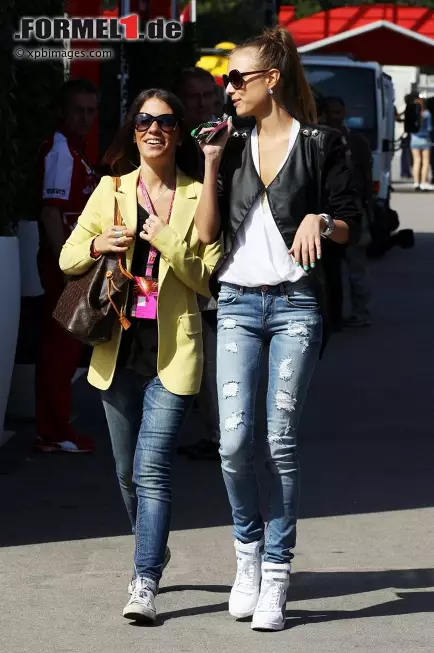 Foto zur News: Dasha Kapustina (rechts), Freundin von Fernando Alonso (Ferrari)