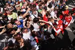 Foto zur News: Immer von Fans belagert: Felipe Massa (Ferrari)