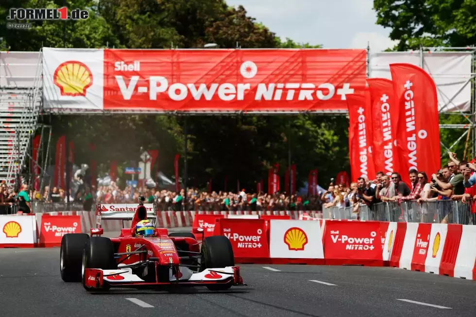 Foto zur News: Felipe Massa (Ferrari) fährt vor tausenden Fans durch die Straßen von Warschau