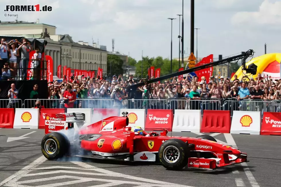 Foto zur News: Felipe Massa (Ferrari) legt ein paar Donuts hin