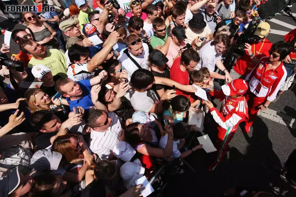 Foto zur News: Immer von Fans belagert: Felipe Massa (Ferrari)