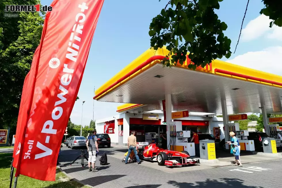 Foto zur News: Felipe Massa (Ferrari) rührt die Werbetrommel für Sponsor Shell