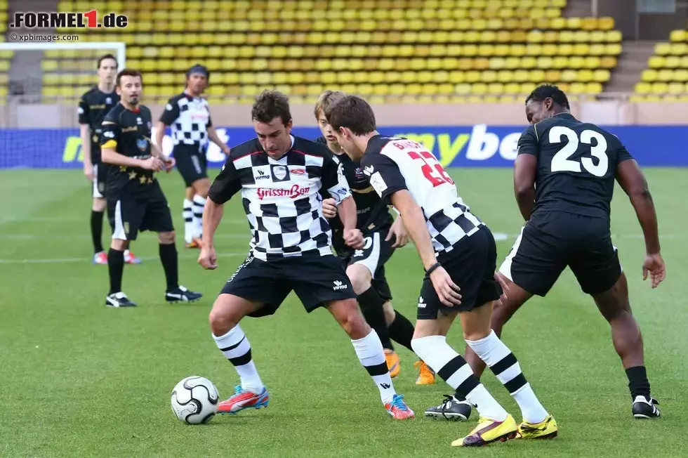 Foto zur News: Fernando Alonso (Ferrari) beim traditionellen Kick der Nazionale Piloti gegen eine Promi-Auswahl