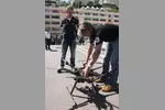 Foto zur News: Sebastian Vettel (Red Bull) bewundert einen ferngesteuerten Kamera-Helikopter