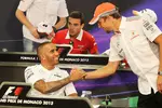 Foto zur News: Lewis Hamilton (Mercedes) und Jenson Button (McLaren)