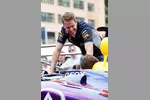 Foto zur News: Sebastian Vettel (Red Bull) und Sebastien Ogier (Volkswagen)