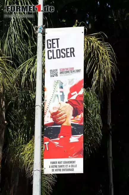 Foto zur News: Werbung für den Grand Prix von Monaco, passend zum Stadtkurs mit dem Slogan &quot;Komm näher ran&quot;