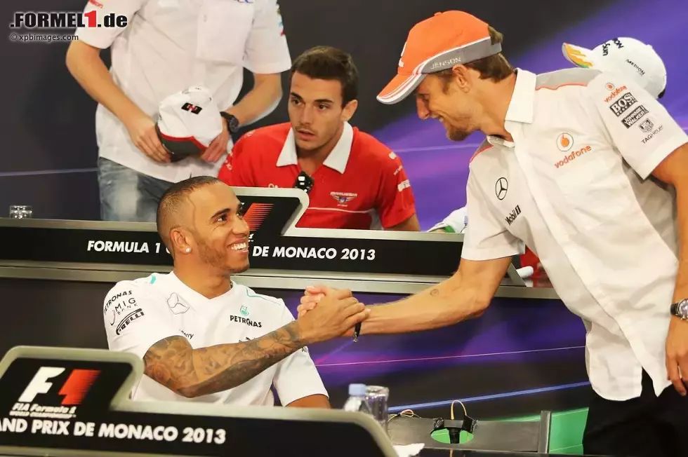 Foto zur News: Lewis Hamilton (Mercedes) und Jenson Button (McLaren)