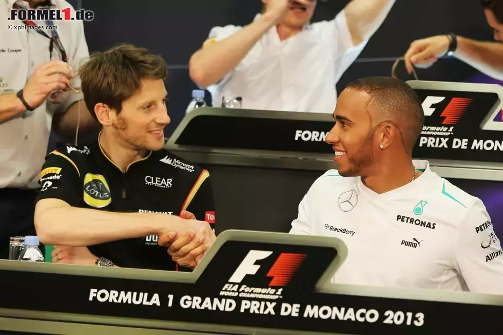 Foto zur News: Romain Grosjean (Lotus) und Lewis Hamilton (Mercedes)