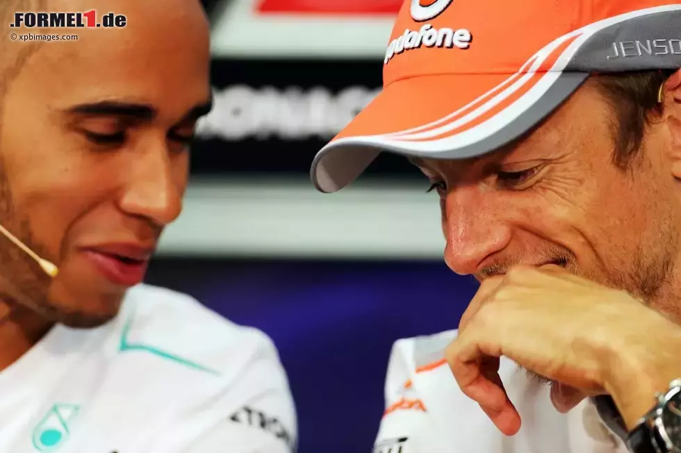 Foto zur News: Lewis Hamilton (Mercedes) und Jenson Button (McLaren)