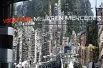 Foto zur News: Die Stadt spiegelt sich im McLaren-Motorhome