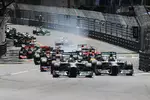 Foto zur News: Nico Rosberg (Mercedes) und Lewis Hamilton (Mercedes) beim Start