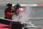 Foto zur News: Felipe Massa (Ferrari) stiegt nach seinem Unfall aus dem Ferrari.