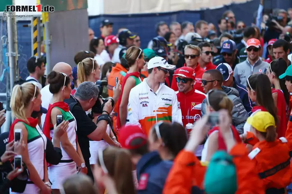 Foto zur News: Adrian Sutil (Force India), Fernando Alonso (Ferrari) und Lewis Hamilton (Mercedes)