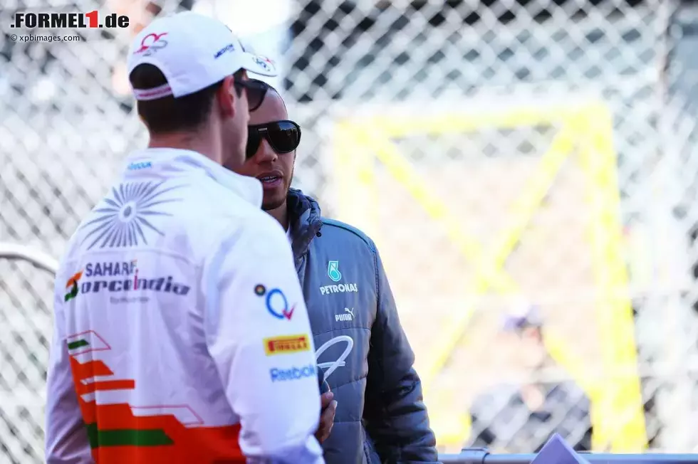 Foto zur News: Adrian Sutil (Force India) und Lewis Hamilton (Mercedes)